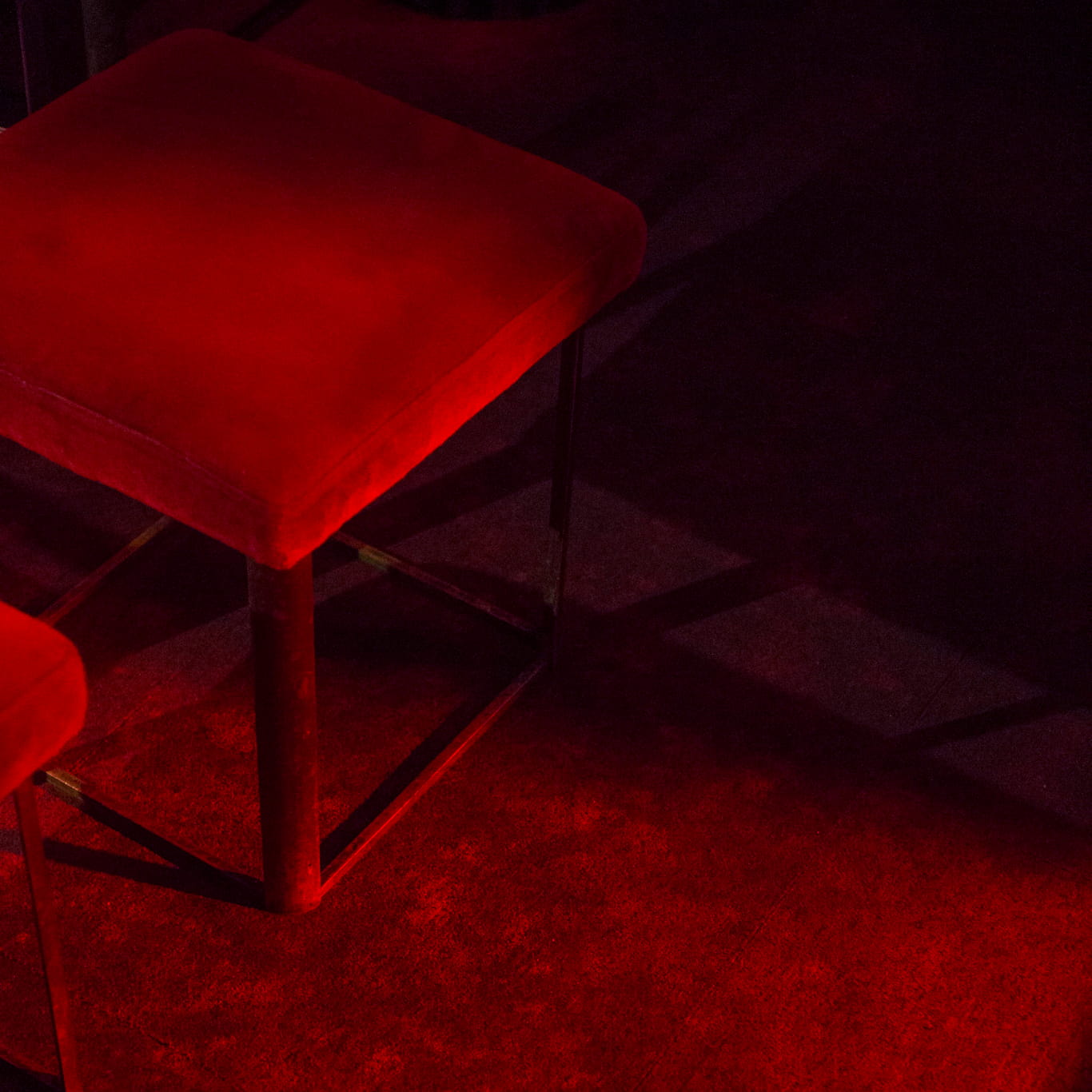 Un tabouret dans un univers rouge