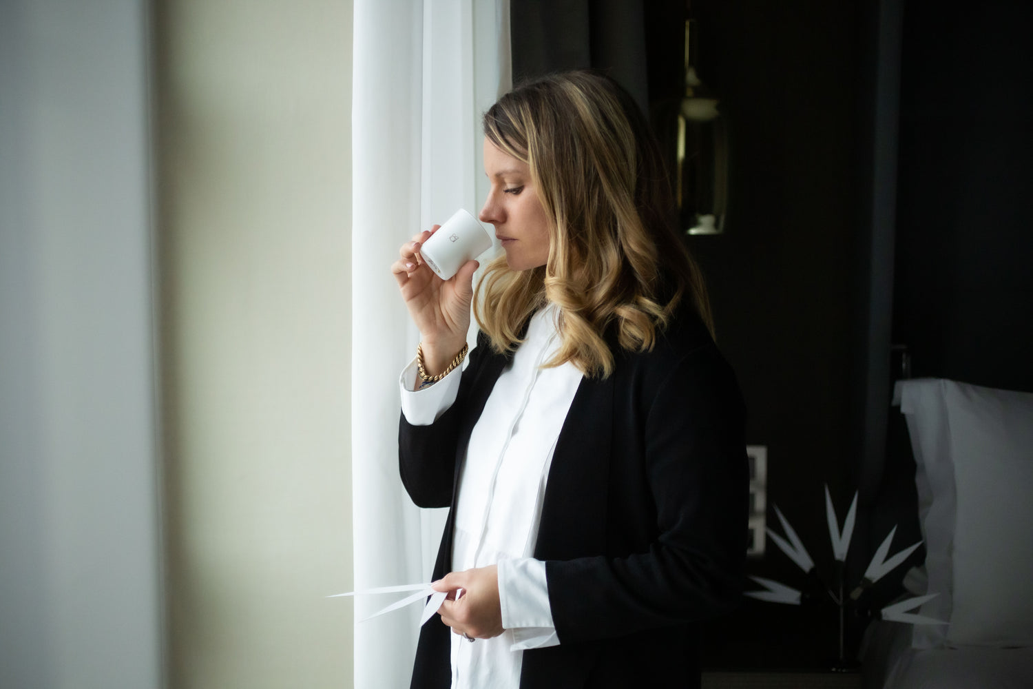 Tiphaine Cogez Cousseau sentant une bougie Brume Orpin